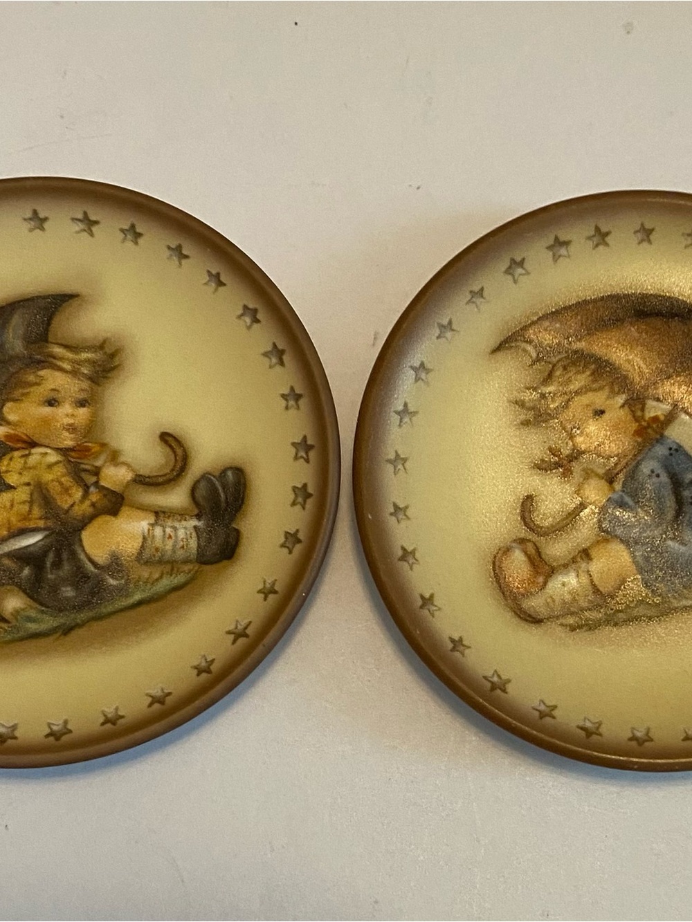 Set Of 2 Vintage Little Girl & Boy M.J. Hummel Decorative Little Plates READ